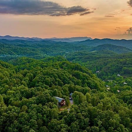 Panorama Mountain View Cabin, Less Than 10 Miles From Gatlinburg And Dollywood, Dog Friendly, 6 Bedrooms Sleeps 17, Fire Pit, Hottub, Washer Dryer, Fully Loaded Kitchen, Gameroom With A Tv, Pool Table, Arcade, Air Hockey, And Foosball Sevierville Eksteriør billede