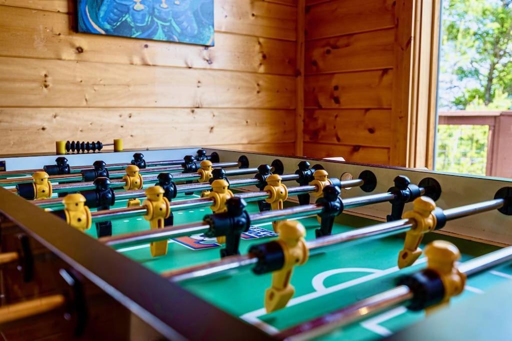 Panorama Mountain View Cabin, Less Than 10 Miles From Gatlinburg And Dollywood, Dog Friendly, 6 Bedrooms Sleeps 17, Fire Pit, Hottub, Washer Dryer, Fully Loaded Kitchen, Gameroom With A Tv, Pool Table, Arcade, Air Hockey, And Foosball Sevierville Eksteriør billede