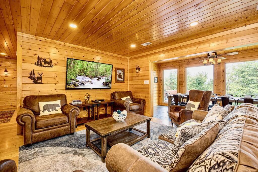 Panorama Mountain View Cabin, Less Than 10 Miles From Gatlinburg And Dollywood, Dog Friendly, 6 Bedrooms Sleeps 17, Fire Pit, Hottub, Washer Dryer, Fully Loaded Kitchen, Gameroom With A Tv, Pool Table, Arcade, Air Hockey, And Foosball Sevierville Eksteriør billede
