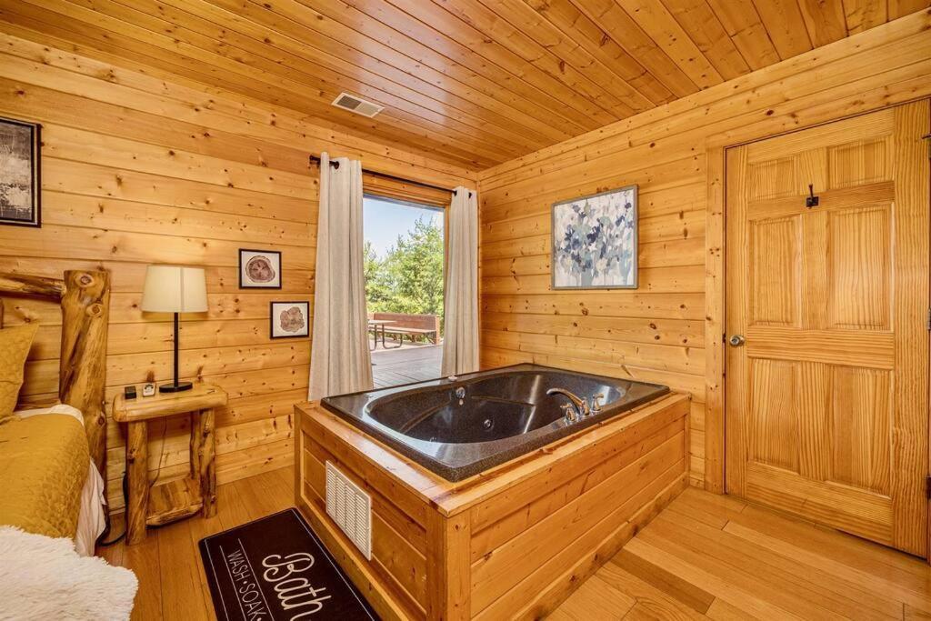 Panorama Mountain View Cabin, Less Than 10 Miles From Gatlinburg And Dollywood, Dog Friendly, 6 Bedrooms Sleeps 17, Fire Pit, Hottub, Washer Dryer, Fully Loaded Kitchen, Gameroom With A Tv, Pool Table, Arcade, Air Hockey, And Foosball Sevierville Eksteriør billede