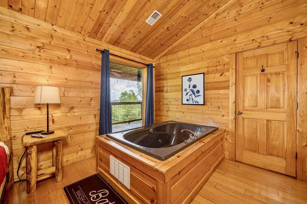 Panorama Mountain View Cabin, Less Than 10 Miles From Gatlinburg And Dollywood, Dog Friendly, 6 Bedrooms Sleeps 17, Fire Pit, Hottub, Washer Dryer, Fully Loaded Kitchen, Gameroom With A Tv, Pool Table, Arcade, Air Hockey, And Foosball Sevierville Eksteriør billede