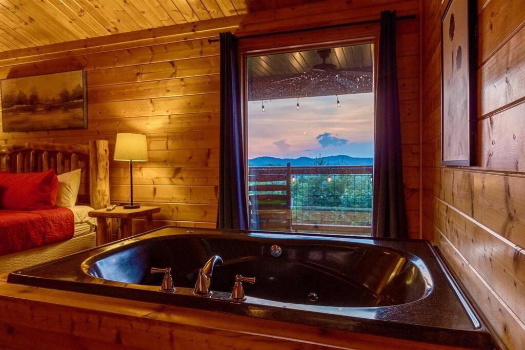 Panorama Mountain View Cabin, Less Than 10 Miles From Gatlinburg And Dollywood, Dog Friendly, 6 Bedrooms Sleeps 17, Fire Pit, Hottub, Washer Dryer, Fully Loaded Kitchen, Gameroom With A Tv, Pool Table, Arcade, Air Hockey, And Foosball Sevierville Eksteriør billede