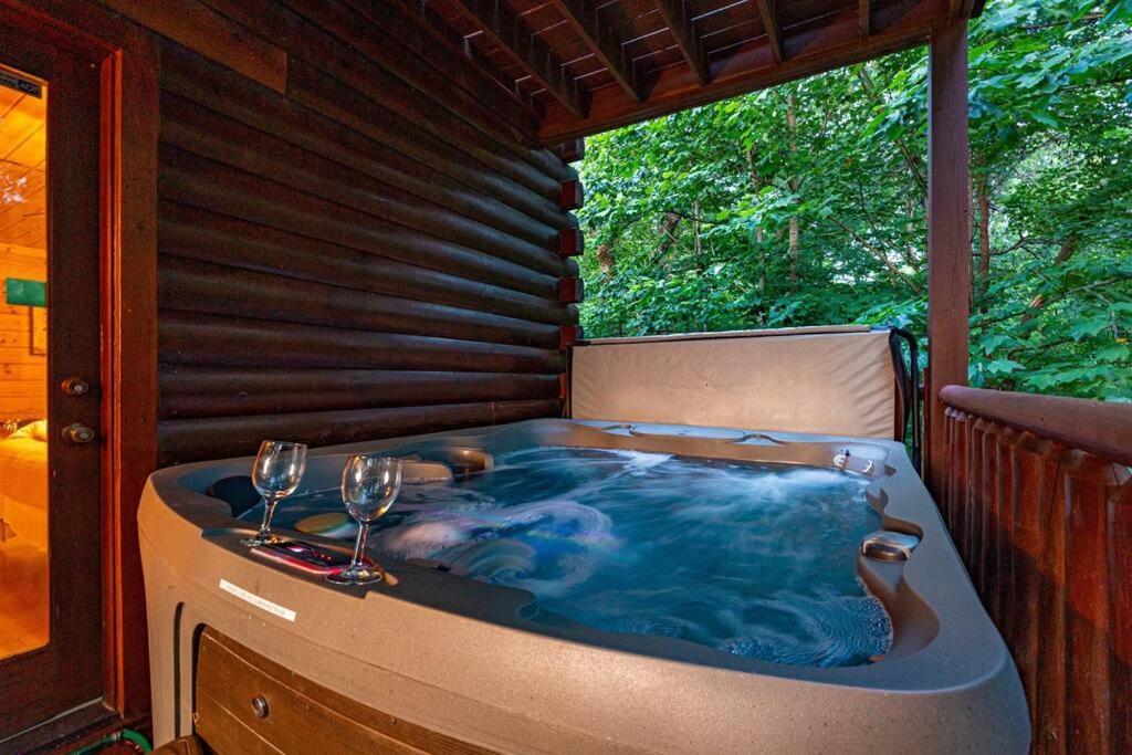 Panorama Mountain View Cabin, Less Than 10 Miles From Gatlinburg And Dollywood, Dog Friendly, 6 Bedrooms Sleeps 17, Fire Pit, Hottub, Washer Dryer, Fully Loaded Kitchen, Gameroom With A Tv, Pool Table, Arcade, Air Hockey, And Foosball Sevierville Eksteriør billede