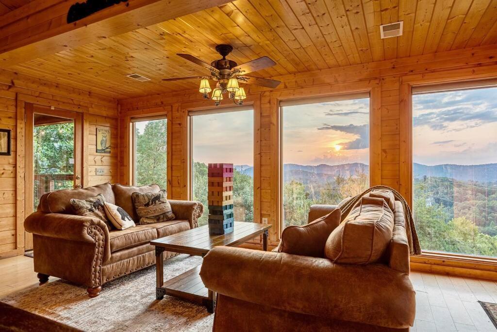 Panorama Mountain View Cabin, Less Than 10 Miles From Gatlinburg And Dollywood, Dog Friendly, 6 Bedrooms Sleeps 17, Fire Pit, Hottub, Washer Dryer, Fully Loaded Kitchen, Gameroom With A Tv, Pool Table, Arcade, Air Hockey, And Foosball Sevierville Eksteriør billede