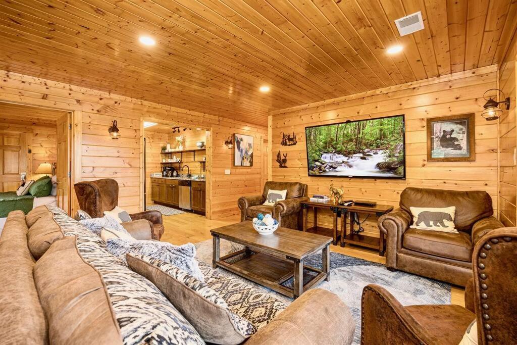 Panorama Mountain View Cabin, Less Than 10 Miles From Gatlinburg And Dollywood, Dog Friendly, 6 Bedrooms Sleeps 17, Fire Pit, Hottub, Washer Dryer, Fully Loaded Kitchen, Gameroom With A Tv, Pool Table, Arcade, Air Hockey, And Foosball Sevierville Eksteriør billede