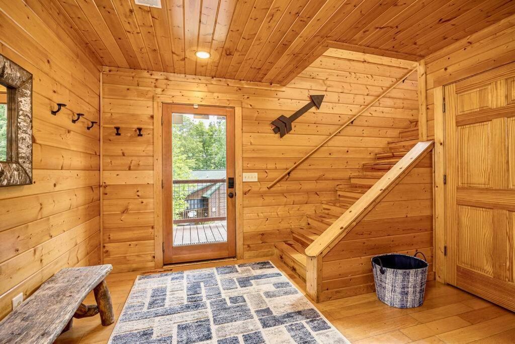 Panorama Mountain View Cabin, Less Than 10 Miles From Gatlinburg And Dollywood, Dog Friendly, 6 Bedrooms Sleeps 17, Fire Pit, Hottub, Washer Dryer, Fully Loaded Kitchen, Gameroom With A Tv, Pool Table, Arcade, Air Hockey, And Foosball Sevierville Eksteriør billede