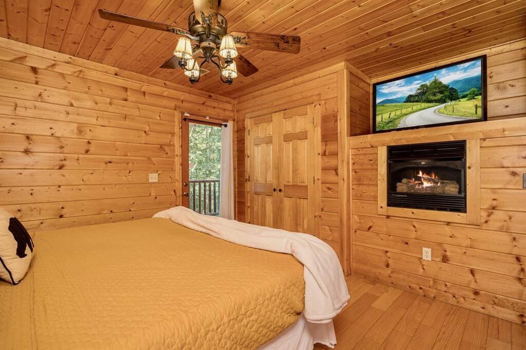 Panorama Mountain View Cabin, Less Than 10 Miles From Gatlinburg And Dollywood, Dog Friendly, 6 Bedrooms Sleeps 17, Fire Pit, Hottub, Washer Dryer, Fully Loaded Kitchen, Gameroom With A Tv, Pool Table, Arcade, Air Hockey, And Foosball Sevierville Eksteriør billede