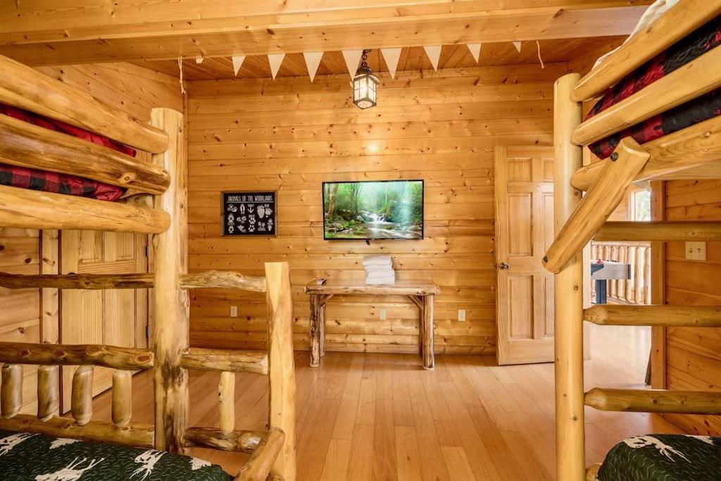 Panorama Mountain View Cabin, Less Than 10 Miles From Gatlinburg And Dollywood, Dog Friendly, 6 Bedrooms Sleeps 17, Fire Pit, Hottub, Washer Dryer, Fully Loaded Kitchen, Gameroom With A Tv, Pool Table, Arcade, Air Hockey, And Foosball Sevierville Eksteriør billede