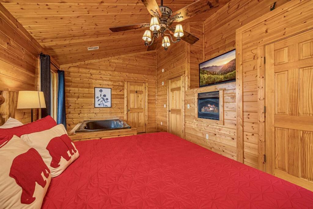 Panorama Mountain View Cabin, Less Than 10 Miles From Gatlinburg And Dollywood, Dog Friendly, 6 Bedrooms Sleeps 17, Fire Pit, Hottub, Washer Dryer, Fully Loaded Kitchen, Gameroom With A Tv, Pool Table, Arcade, Air Hockey, And Foosball Sevierville Eksteriør billede